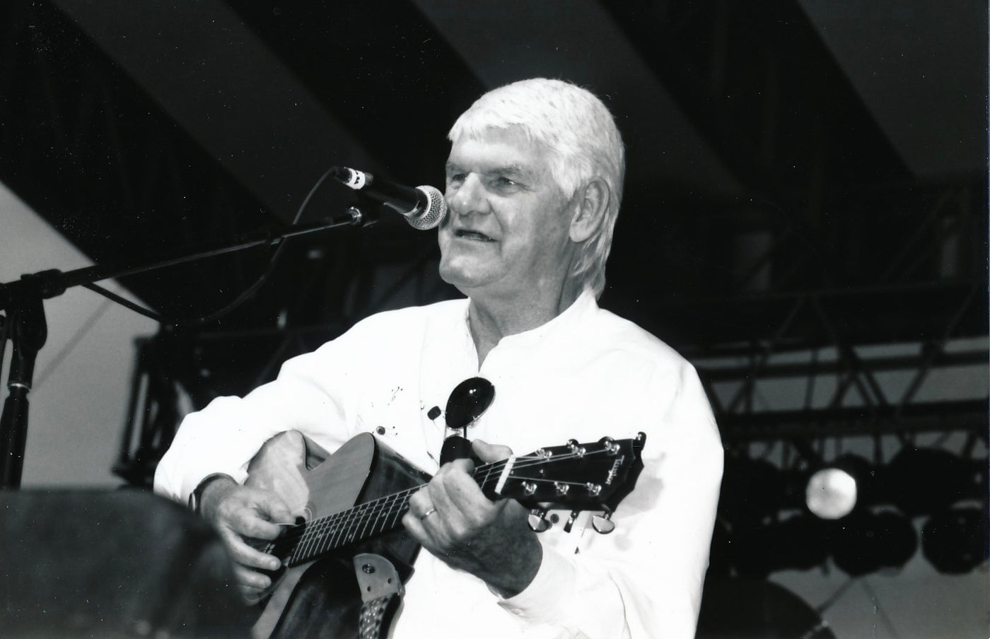 Harlan Howard at the microphone during a Harlan Howard Birthday Bash